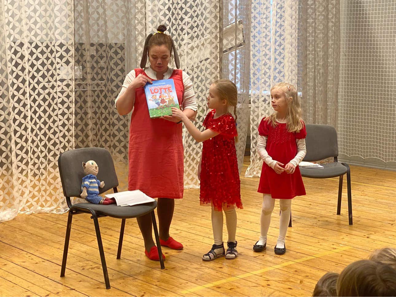 Võib olla pilt järgmisest: 4 inimest, laps ja viiul