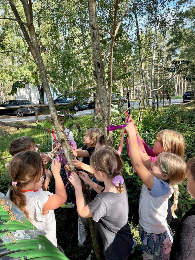 Võib olla pilt järgmisest: 3 inimest ja puu