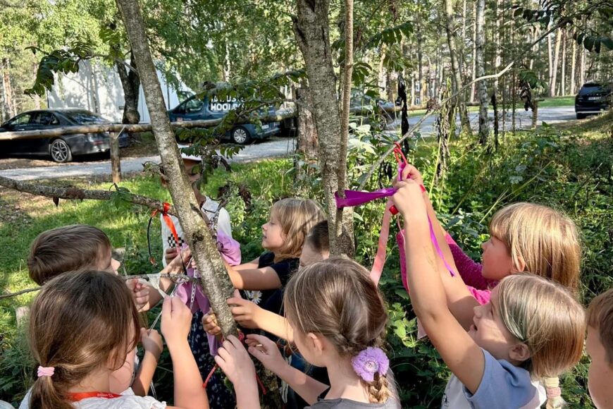 Võib olla pilt järgmisest: 3 inimest ja puu