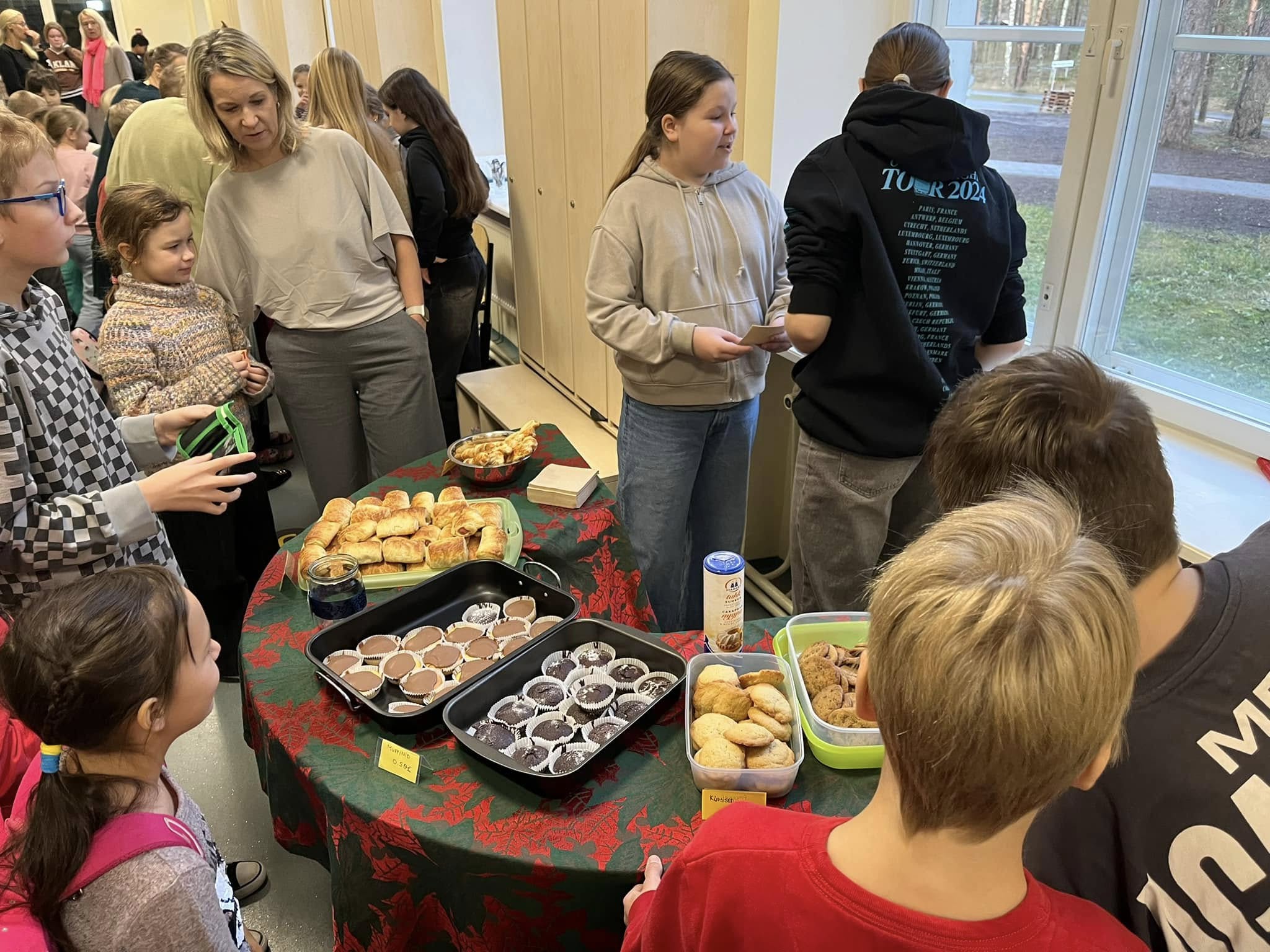 Võib olla pilt järgmisest: 8 inimest, õppivad inimesed, fondüü, laud ja Muffin