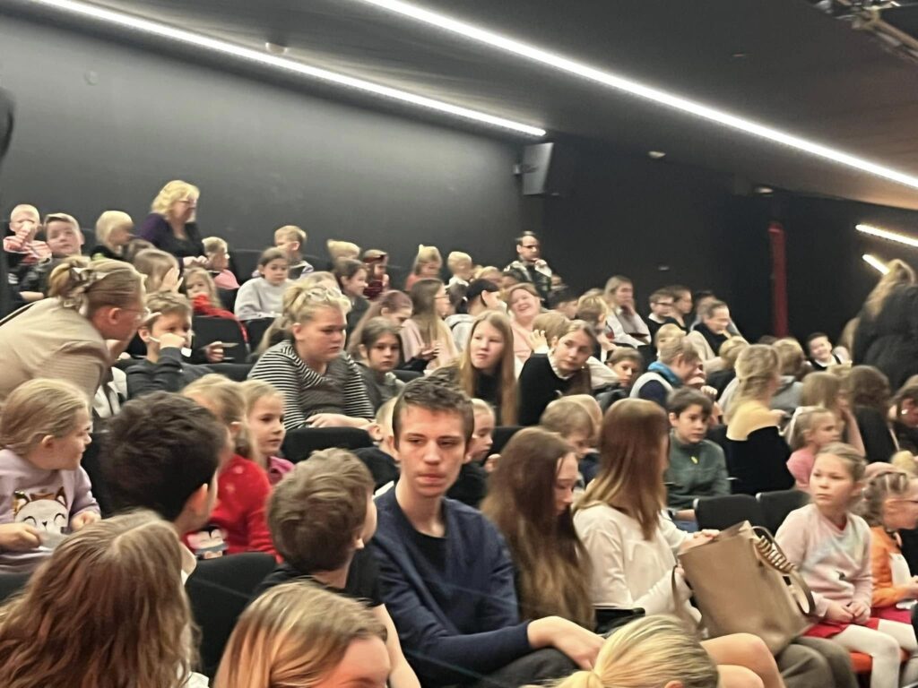 Võib olla pilt järgmisest: 3 inimest, õppivad inimesed ja rahvamass
