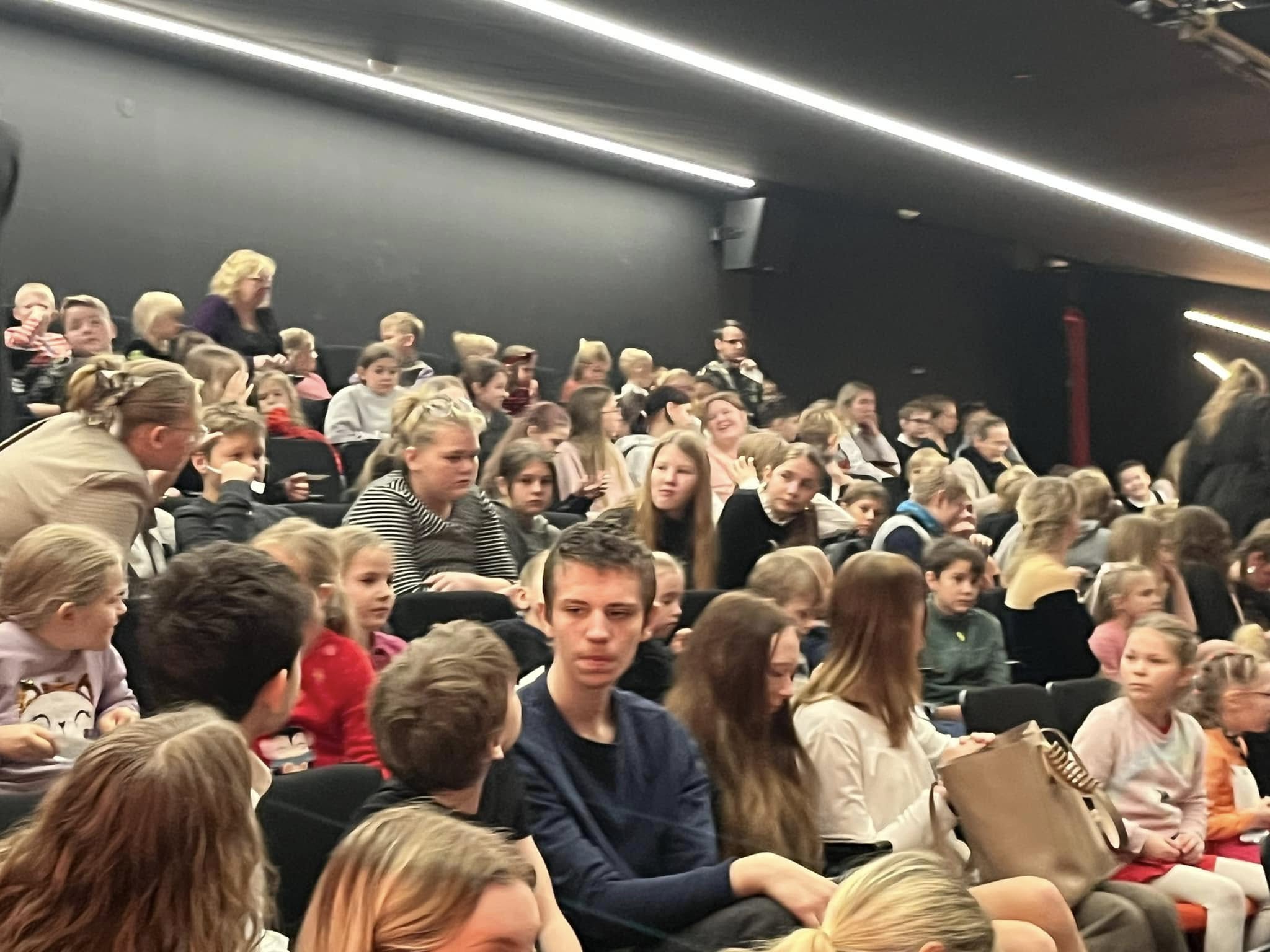 Võib olla pilt järgmisest: 3 inimest, õppivad inimesed ja rahvamass