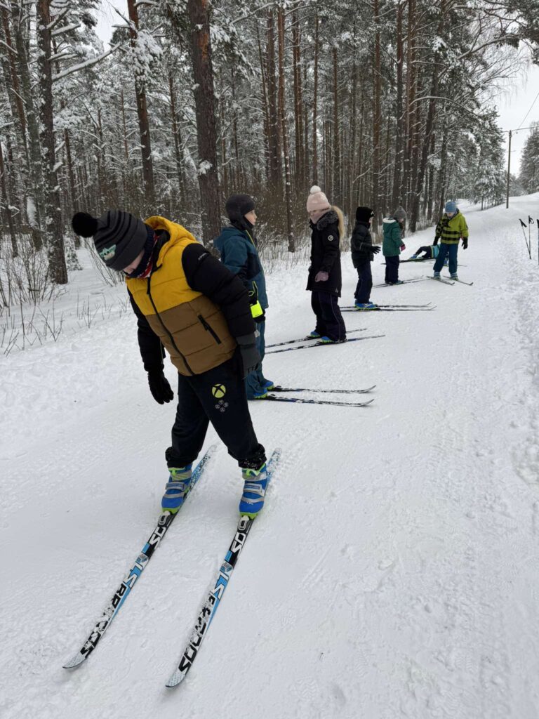 Võib olla pilt järgmisest: 5 inimest, inimesed suusatamas ja tekst